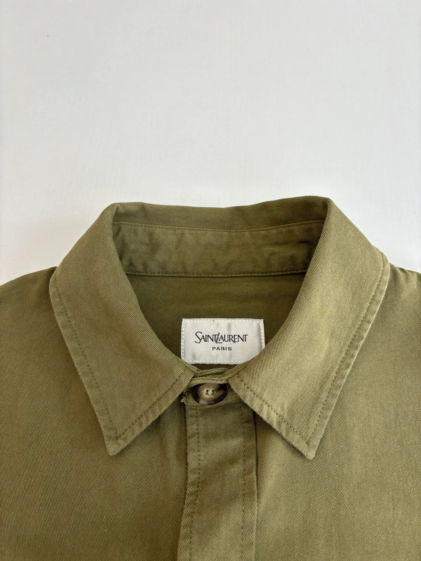 P480 Saint Lauren*/Ysl Saint Laurent embroidered button-down lapel shirt. The natural fiber fabric has excellent breathability and moisture absorption, allowing the skin to breathe freely, keeping it dry and comfortable at all times. You will not feel hot or uncomfortable even if you wear it for a long time. Size: S/M/L/XL